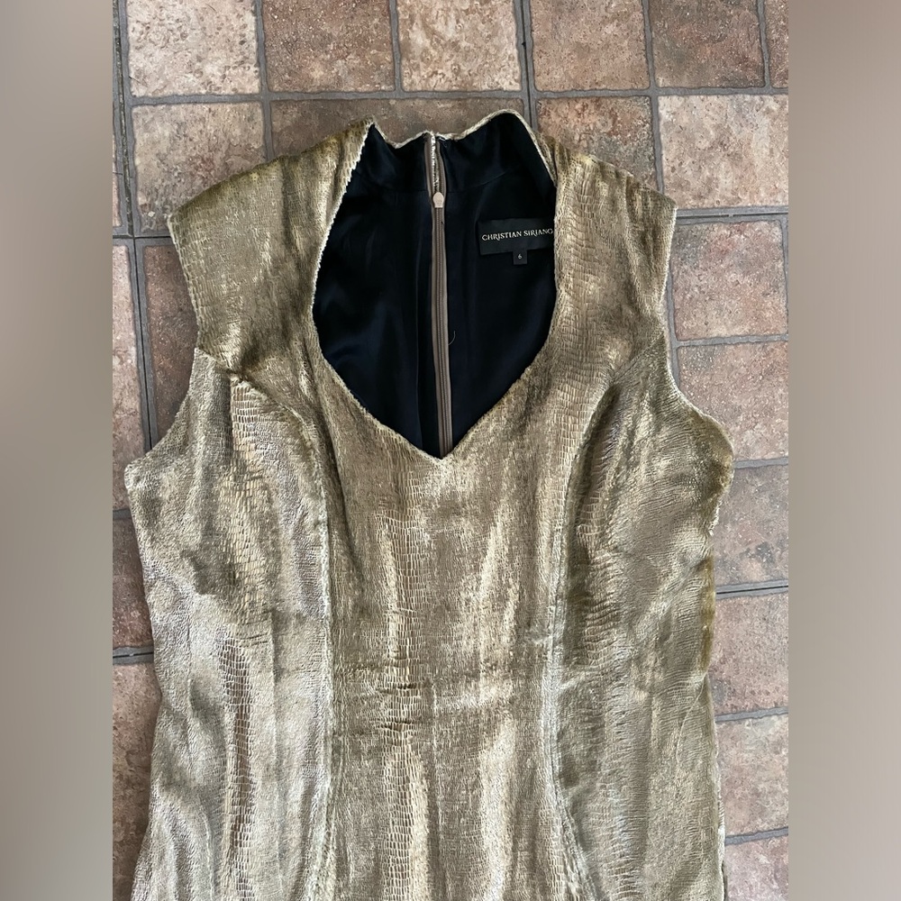 christian siriano luxury velvet gold metallic long gown with small train. - Picture 3 of 7